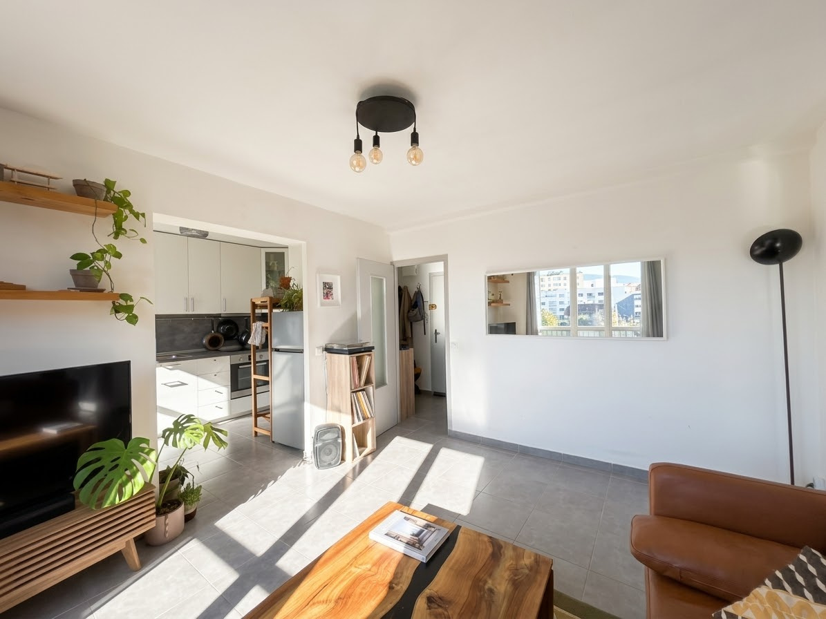 T2 plein sud avec balcon, cave et parking, proche centre-ville de Chambéry