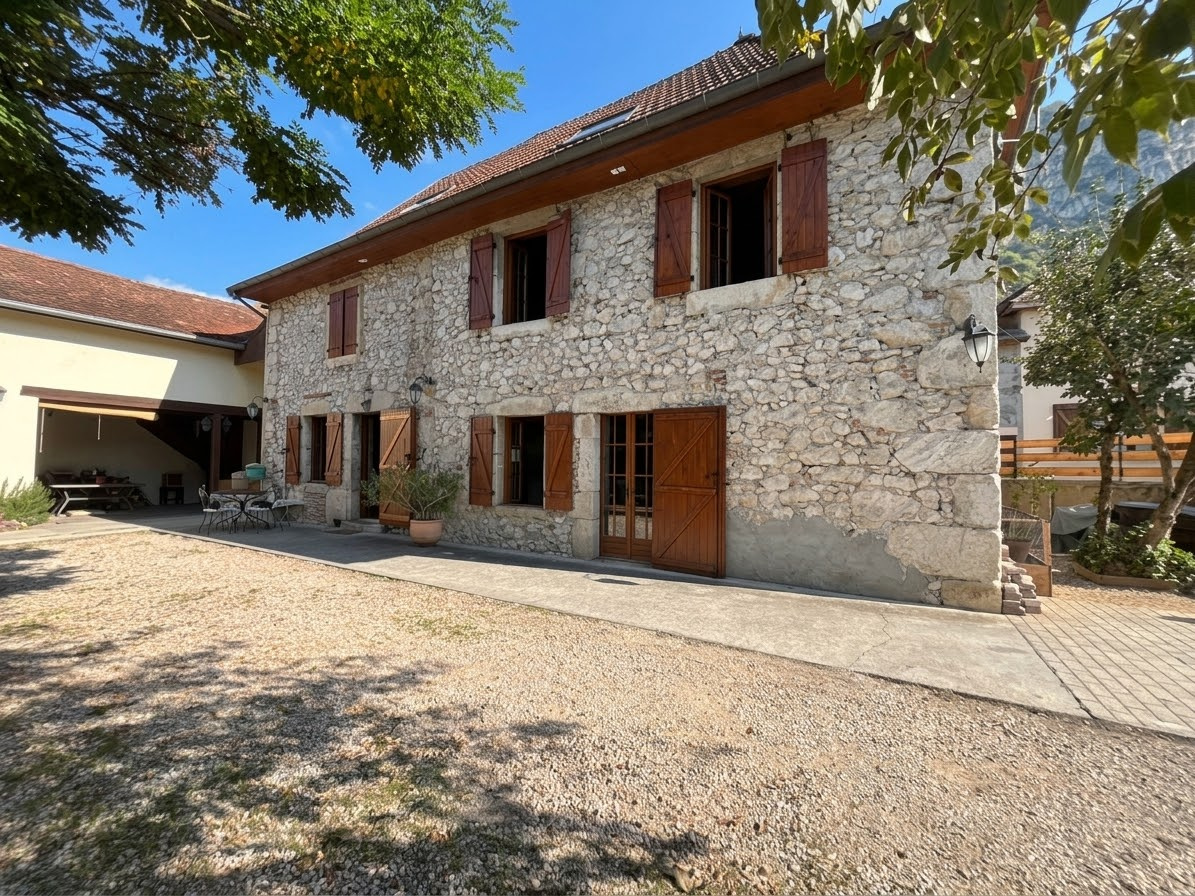 Maison de caractère -  5 chambres, grange et garage